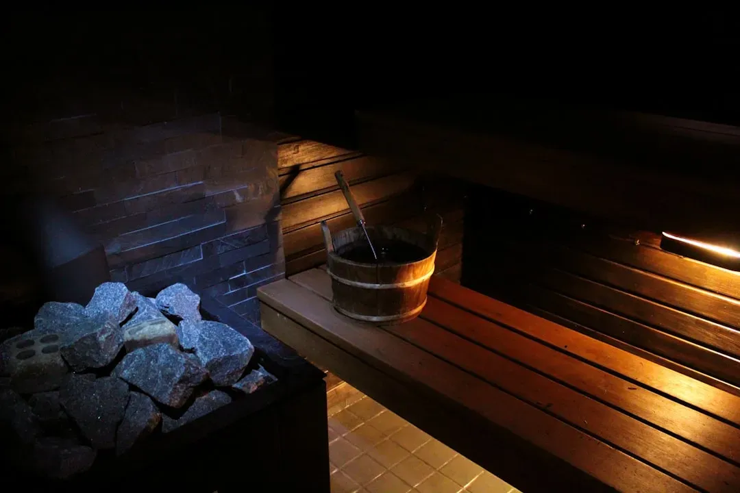 Comparison of traditional sauna with steam versus infrared sauna with direct heat for beginners learning safe sauna use