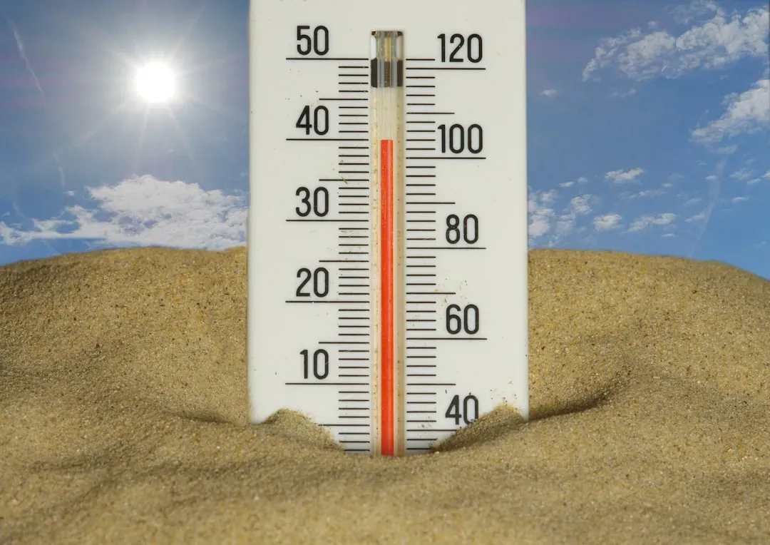 Thermometer displaying rising temperature with hot sauna stones and steam, illustrating heat therapy for improved sleep quali